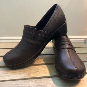 dressy bareTraps brown clog shoe 🍋